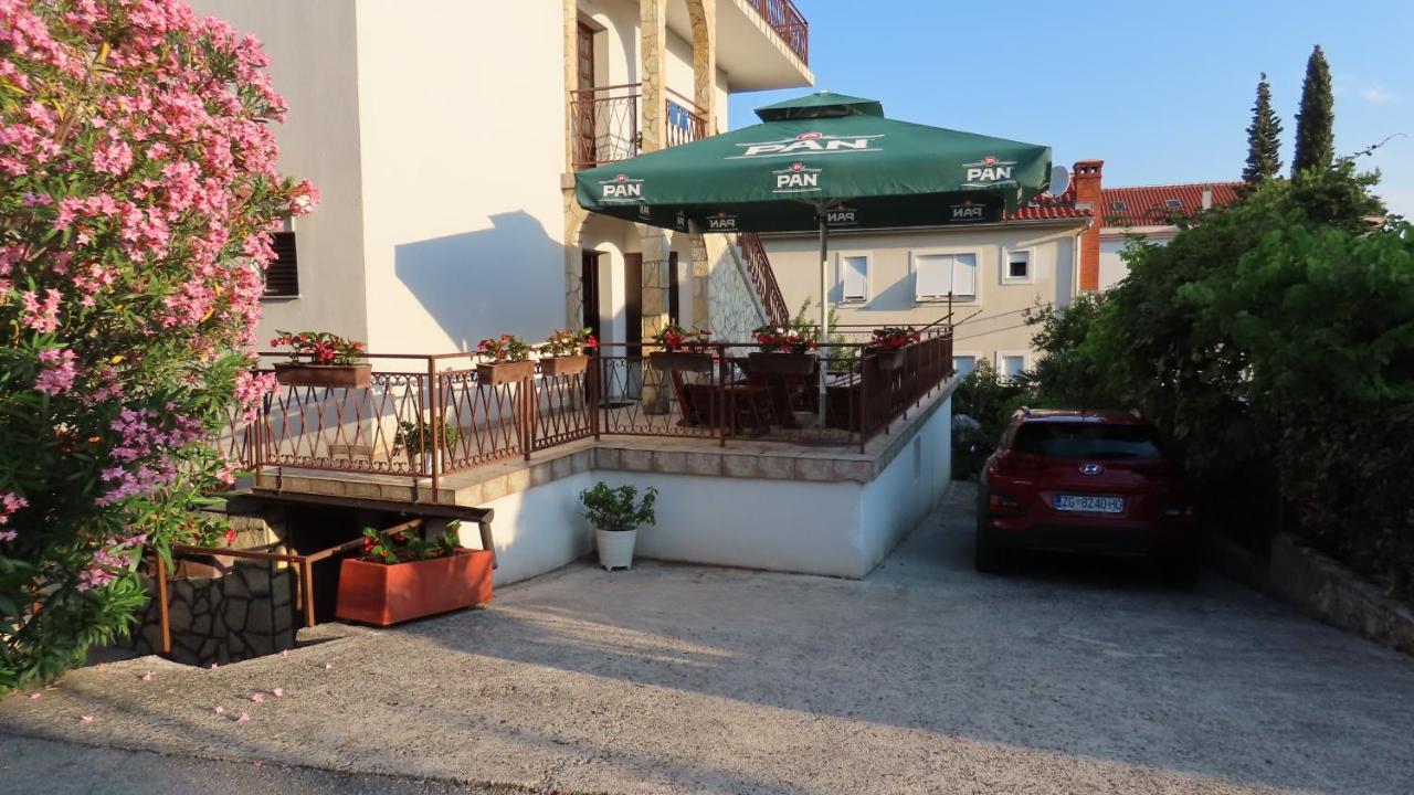 Apartments Kamelija Malinska Bagian luar foto