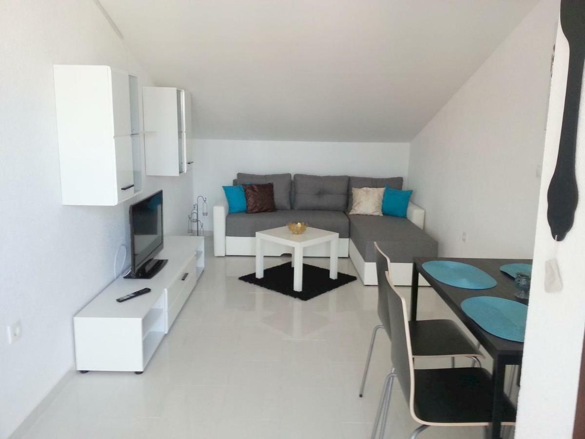 Apartments Kamelija Malinska Bagian luar foto