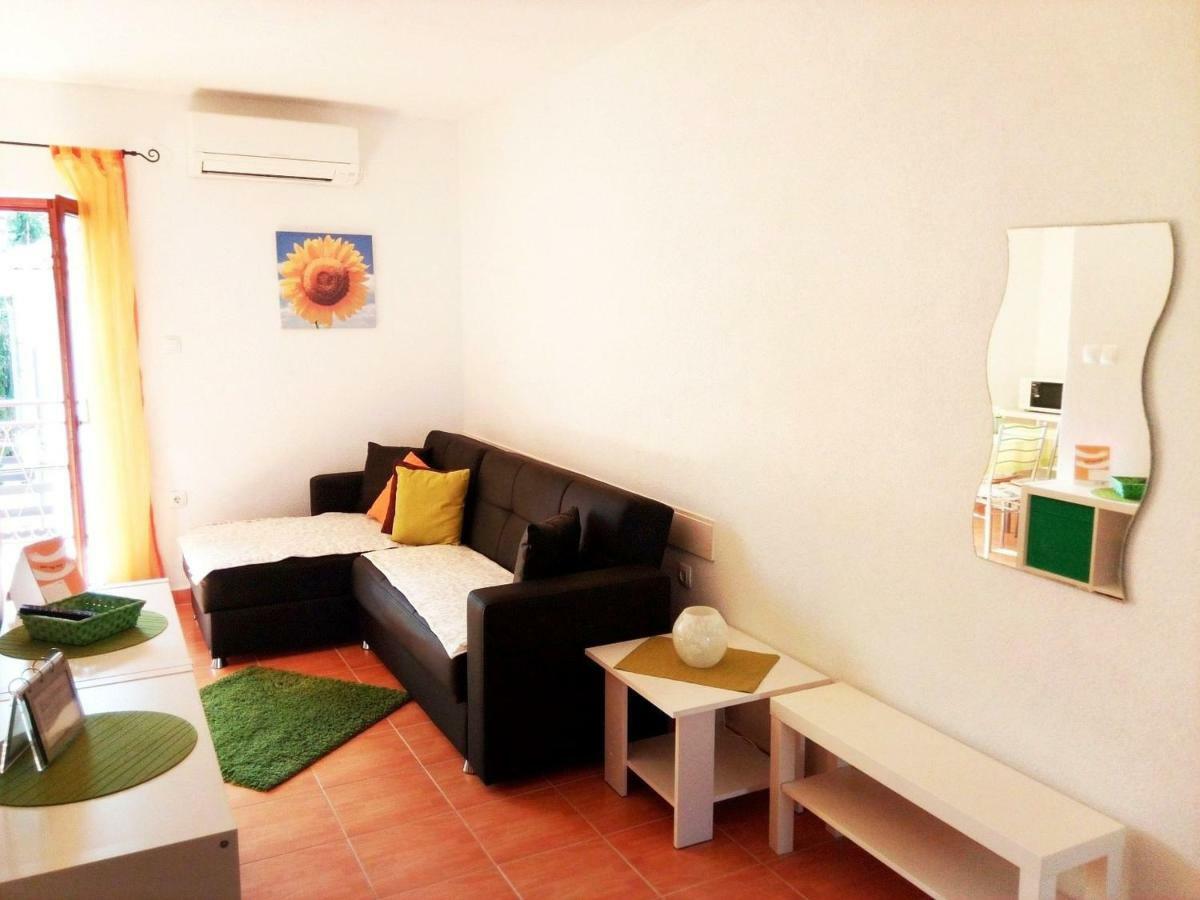 Apartments Kamelija Malinska Bagian luar foto