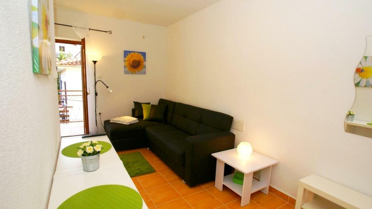 Apartments Kamelija Malinska Bagian luar foto